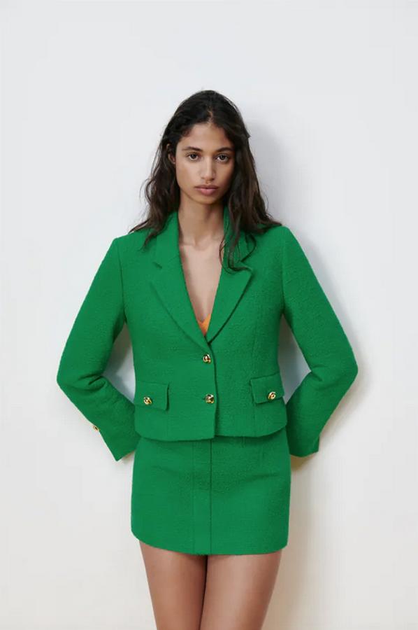 Diseño corto, cuello y solapa con muesca y mangas largas para esta blazer entallada en color verde que viene con bolsillos con solapa y cierre de botones metálicos en relieve en el frontal. De 59,95 euros ha pasado a costar 35,99 euros. 