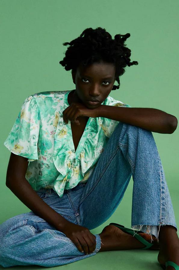 Escote de pico y mangas cortas para esta blusa con detalle de volantes delanteros y cierre frontal con botones que de 25,95 euros ha pasado a costar 17,99 euros.