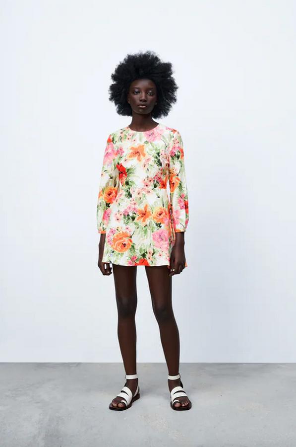 Estampado de flores rosas y naranjas sobre fondo de blanco roto para este vestido corto confeccionado en mezcla de lino que tiene cuello redondo y mangas largas. De 29,95 euros ha pasado a costar 19,99 euros. 