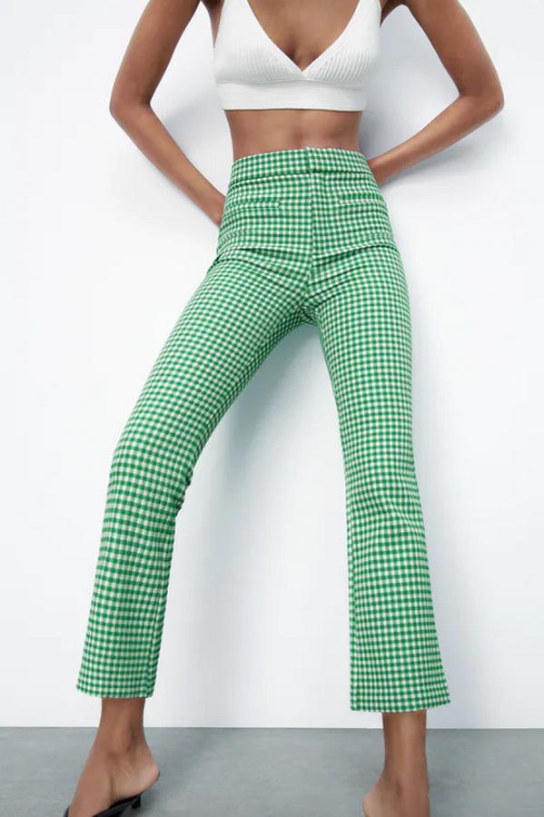 Con estampado de cuadro vichy en blanco y en verde, este pantalón de tiro alto con bajo acabado en línea evasé ha pasado de 22,95 euros a 12,99 euros.