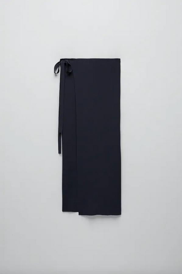 En azul noche, con tiro alto y cierre cruzado con lazada combinada a tono, esta falda pareo de punto ha pasado de 29,95 euros a 17,99 euros. 