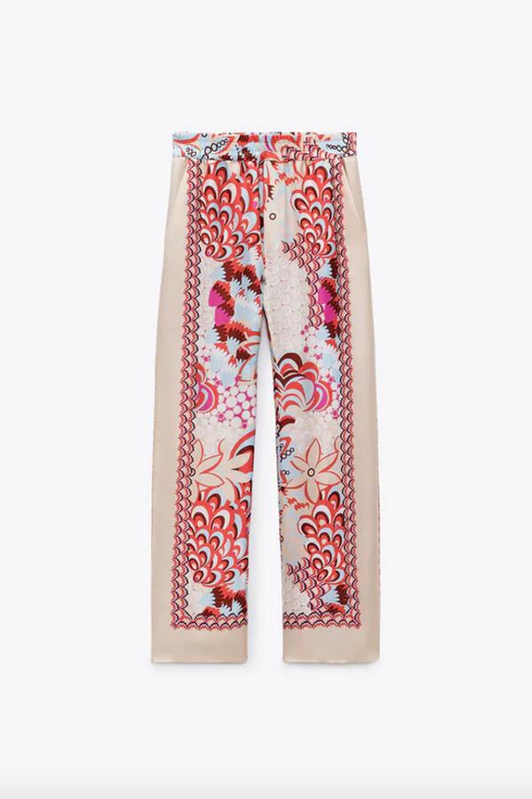 Este pantalón de diseño fluido y tiro alto viene con cintura elástica, bolsillos en delantero y perneras anchas en tonos rosados y rojos. De 39,95 euros ha pasado a costar 25,99 euros. 