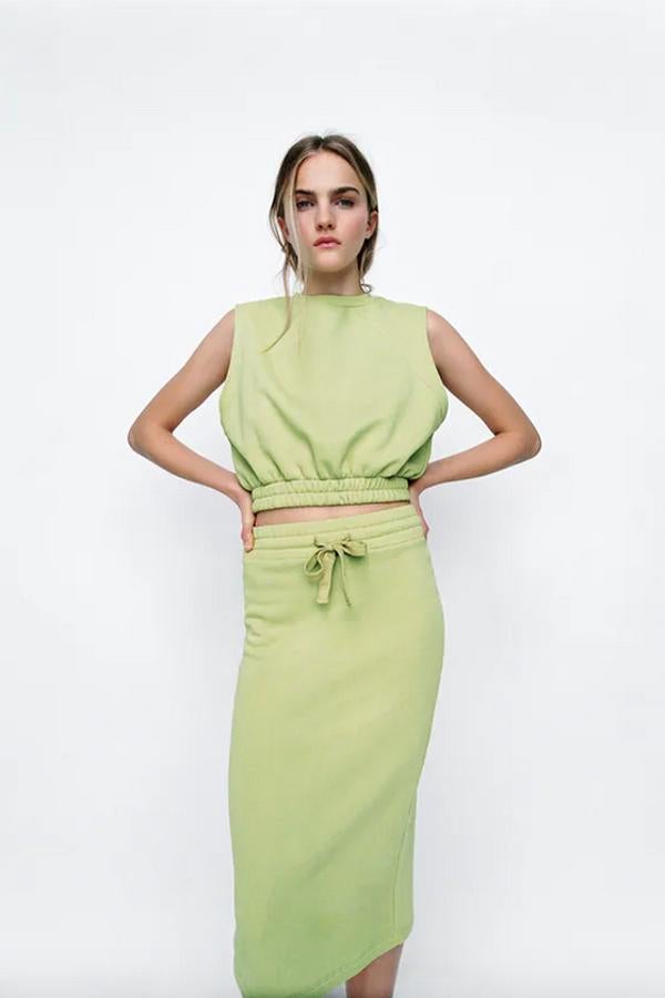 Seis colores diferentes para esta falda confeccionada al 50% en algodón orgánico que es de diseño midi, con tiro alto y cintura elñastica ajustable con cordones. De 12,95 euros ha pasado a costar 9,99 euros. 