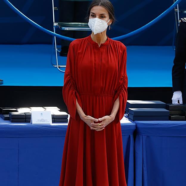 Imagen principal - La Reina Letizia, espectacular con su vestido rojo de Ferragamo.