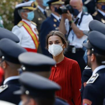 Imagen secundaria 1 - La Reina Letizia, espectacular con su vestido rojo de Ferragamo.
