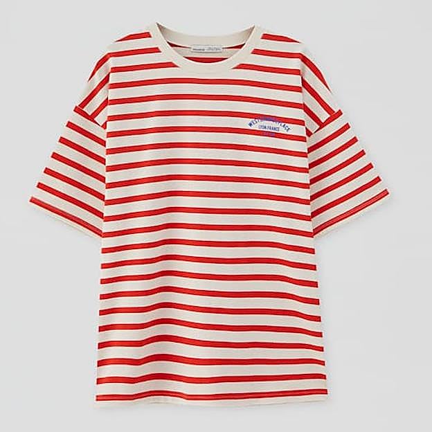 Camiseta de rayas marineras roja de Pull&Bear.