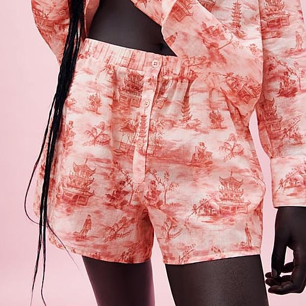 Shorts rojos con estampado de inspiración oriental de Zara. 