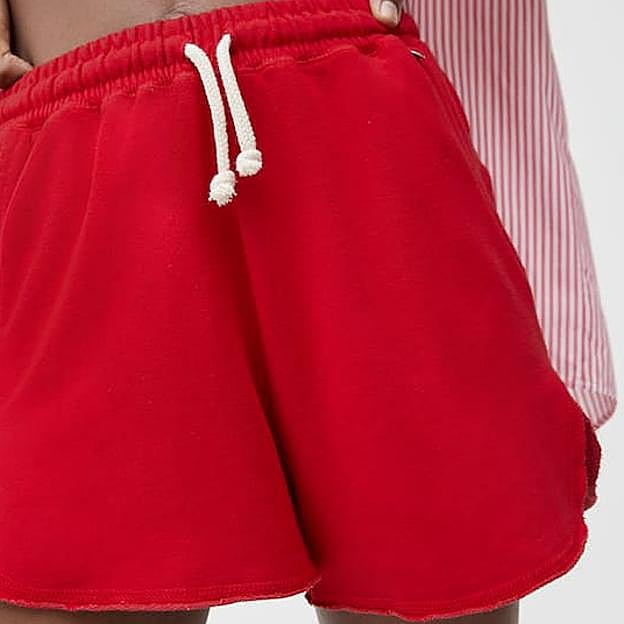 Shorts deportivos rojos de la nueva colección de Pull&Bear. 