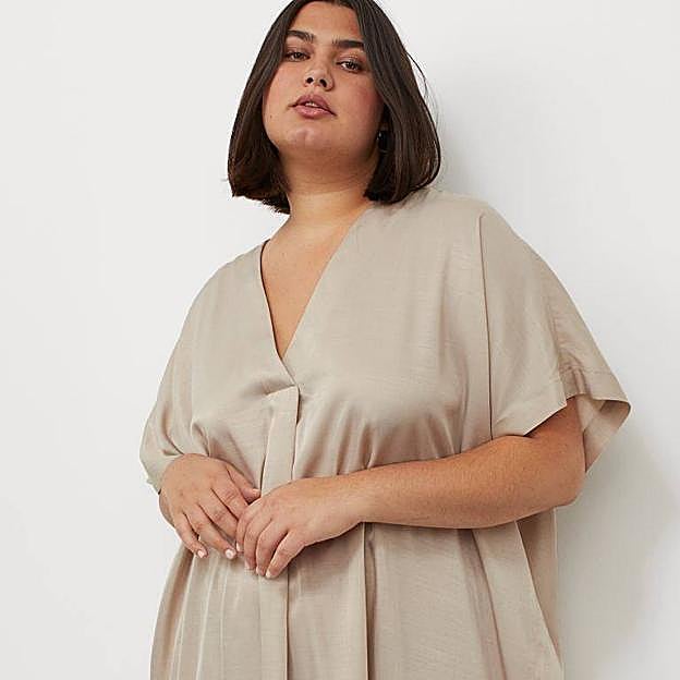 El vestido vaporoso tiene un diseño recto