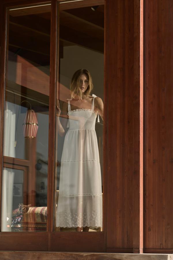 Vestido blanco con nido de abeja de Zara (39,99 euros)