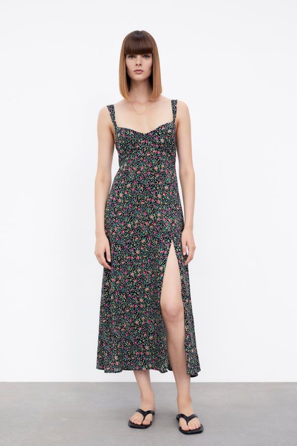 Vestido estampado con flores de Zara (29,99 euros) 