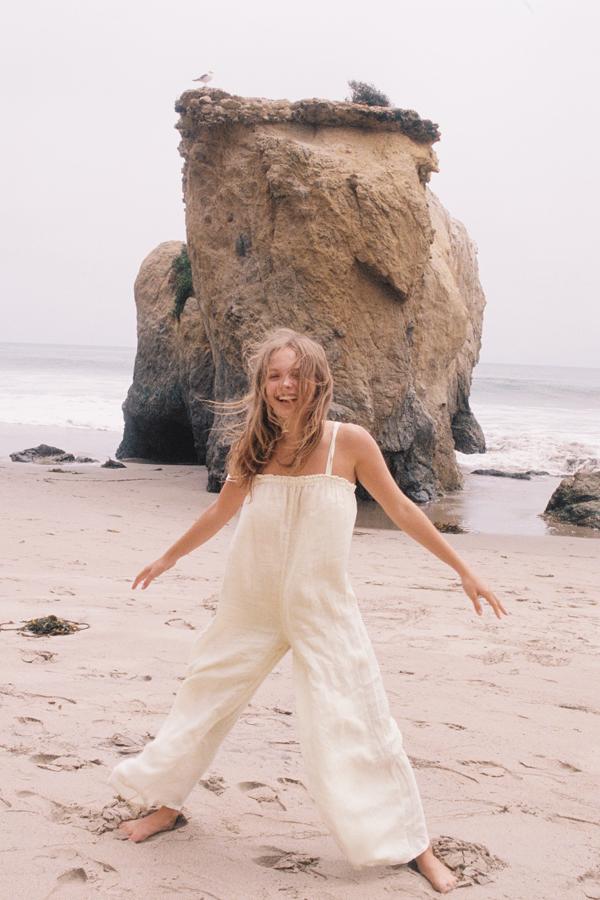 Mono de lino de color blanco de Zara (29,99 euros) 