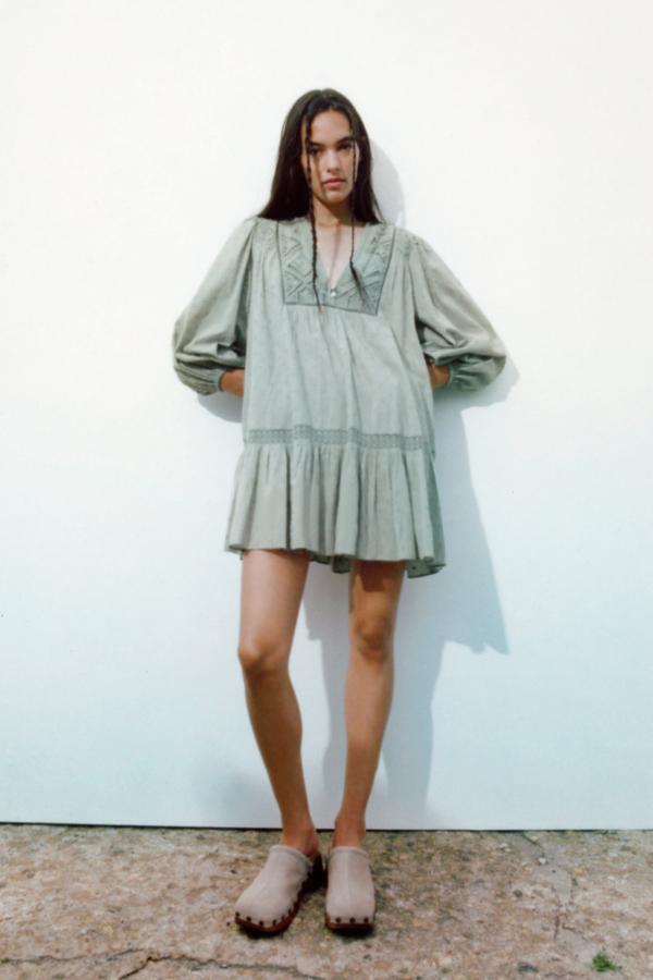Mini vestido en color vere empolvado de Zara (29,99 euros)