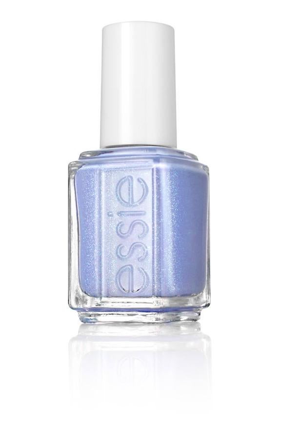 Si algo caracteriza a la marca americana son los divertidos nombres de sus esmaltes desde sus comienzos. Este azul que sientan bien a todos los tonos de piel te transportará directamente a un mar cristalino y quedará perfecto con nail arts en tonos como el blanco o el amarillo. (11,95 euros) 