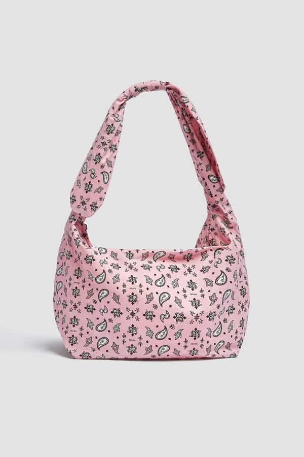 Disponible en rosa o en verde, este bolso tipo mini shopper con estampado paisley tiene un precio de 17,99 euros.