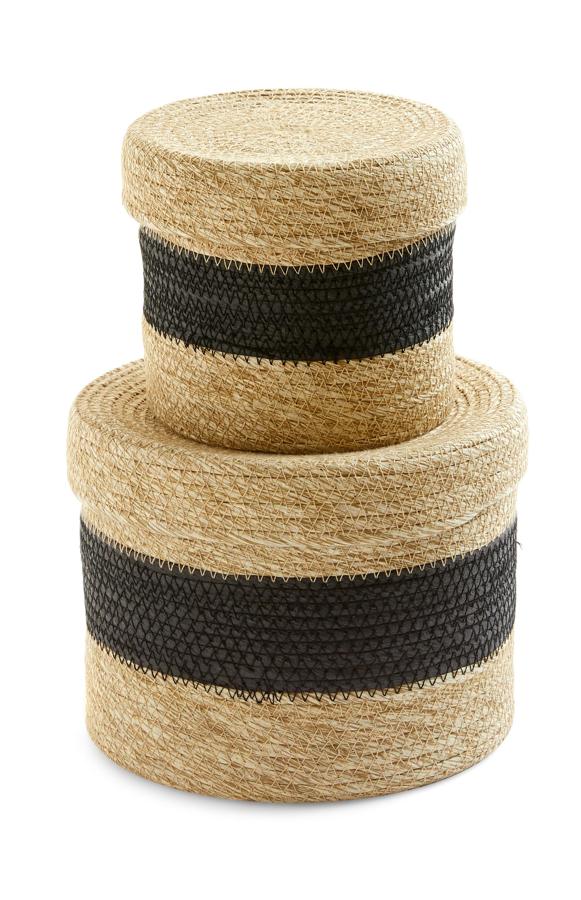 En dos colores, este pack de dos cestas con tapa de mimbre tiene un precio de 10 euros.