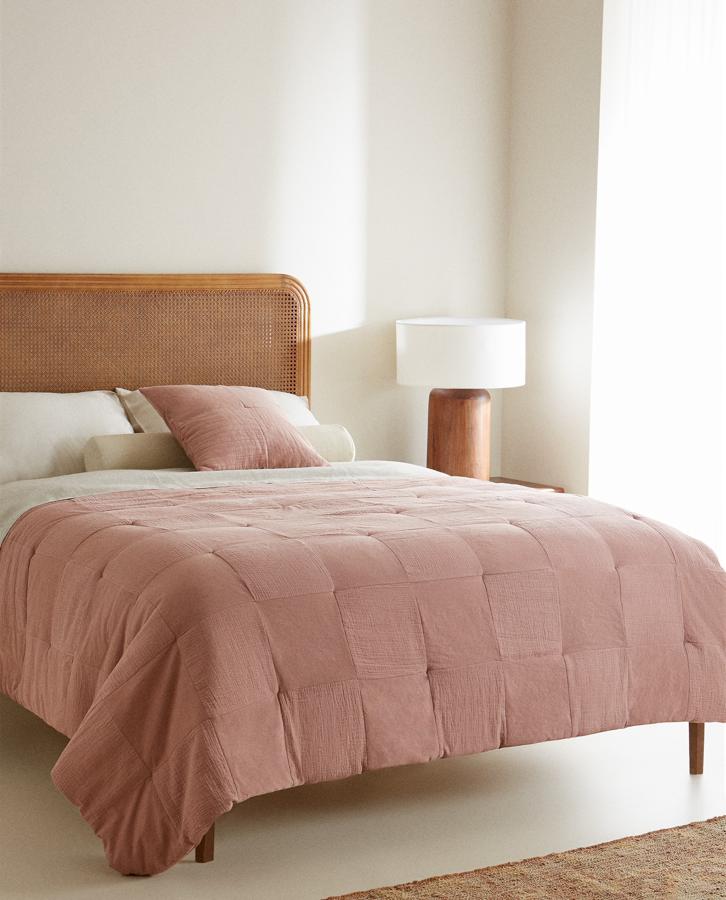 Confeccionado en algodón de color rosa, este edredón que utiliza la técnica patchwork tiene unas medidas de 160x200 centímetros y un precio rebajado de 49,99 euros.