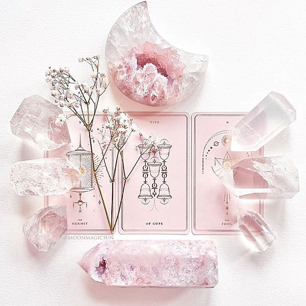 Por qué nos hipnotiza el tarot: nos lo cuenta Marianne Costa, la taróloga más importante del mundo (y heredera espiritual de Jodorowsky)