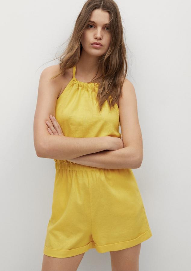 Disponible en amarillo o negro, este mono corto de lino con cuello halter y cintura elástica cuenta con cierre de lazo en el cuello y tiene un precio rebajado de 19,99 euros. Es de Mango.