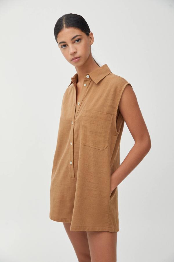 En color arena, este mono corto de estilo camisero cuenta con cierre de botones y está confeccionado en 100% algodón. Tiene un precio de 15,99 euros (antes 22,99 euros).