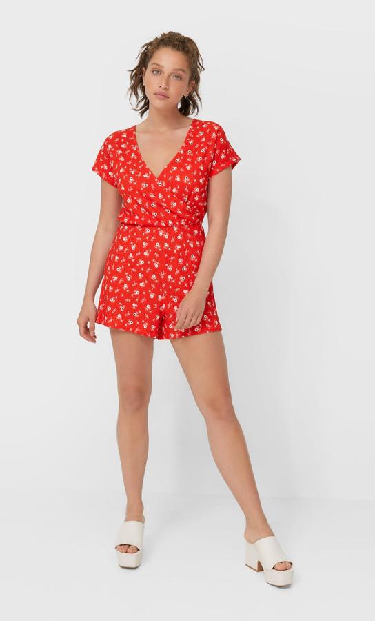 Disponible en varios colores, este mono corto estampado con escote de pico y manga corta cuenta con elástico en la cintura y tiene un precio de 15,99 euros. Es de Stradivarius.