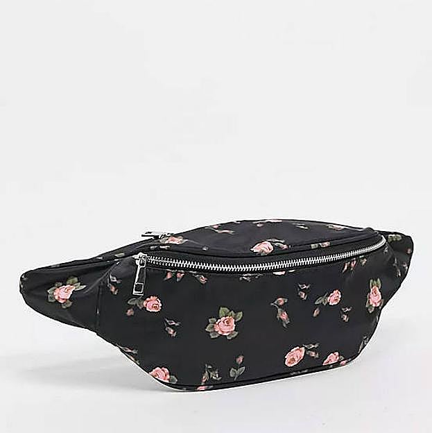 La riñonera estampada tiene un bolsillo exterior