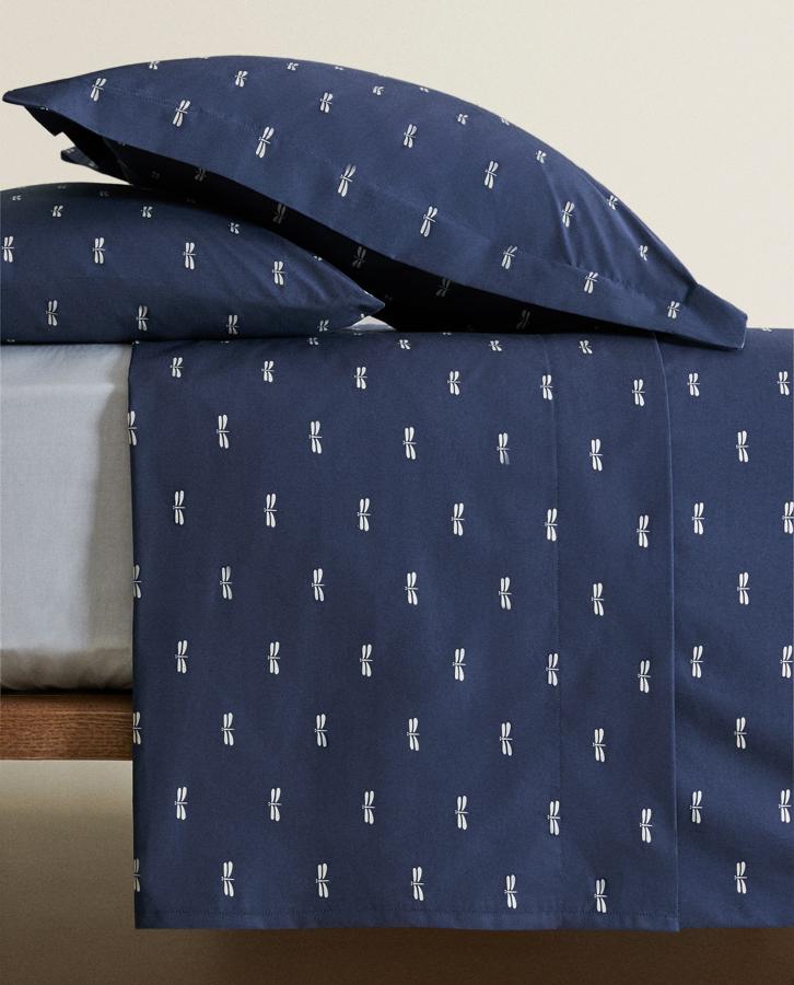 En color azul marino y con estampado de libélulas, esta sábana encimera de algodón percal de 200 hilos empieza a agotarse en algunos de sus tamaños. Tiene un precio entre 19,99 euros y 29,99 euros.