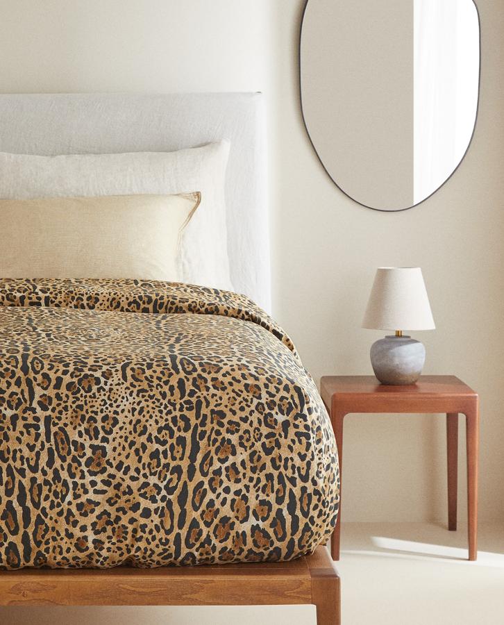 Con estampado de leopardo, esta sábana encimera de algodón percal de 180 hilos tiene un precio rebajado que oscila entre los 9,99 euros y los 19,99 euros dependiendo del tamaño.