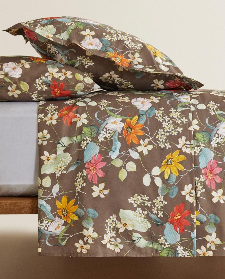 En color marrón con estampado digital floral, esta sábana encimera de algodón percal de 200 hilos mide 160x280 centímetros y ahora tiene un precio de 12,99 euros.