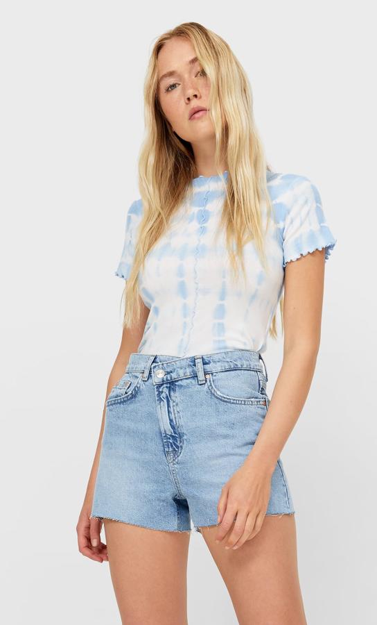 Disponibles en azul o en blanco, este short denim con cintura asimétrica y bajo acabado sin costura tiene ahora un precio de 15,99 euros (antes 19,99 euros).