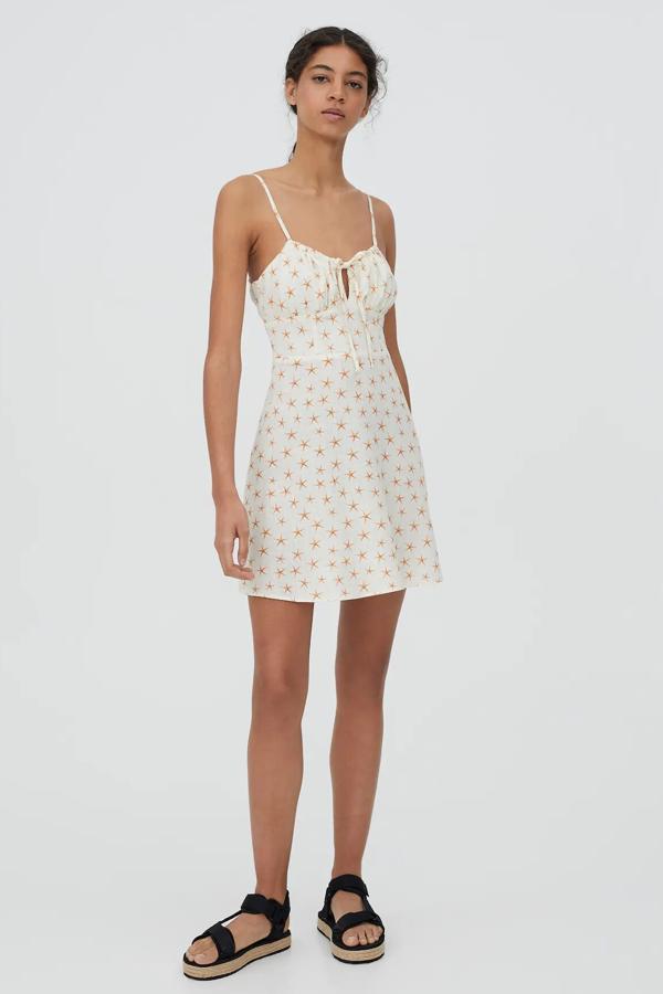 En color crudo con estampado de estrellas, este vestido mini de tirantes tiene ahora un precio de 15,99 euros 8antes 22,99 euros).