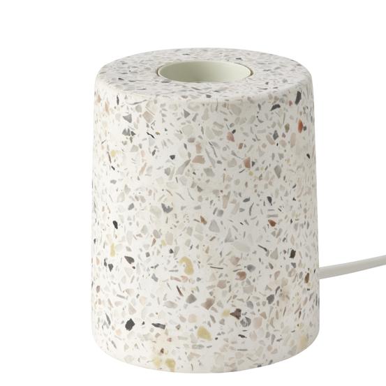 Con efecto terraza, y con la posibilidad de añadir en la parte superior una bombilla de filamento. Además, esta lámpara de Ikea es pequeña, barata (cuesta 10 euros), y fácil de añadir en cualquier punto de la casa si lo que queremos es conseguir una luz de ambiente. 