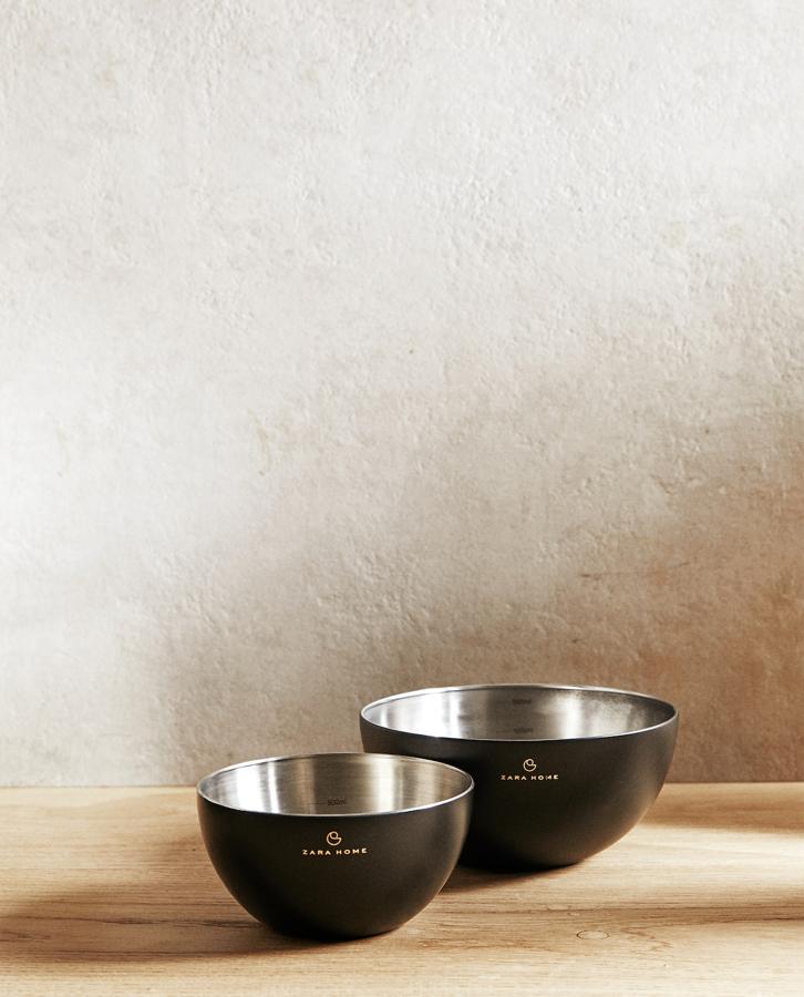 Cuencos en color negro, y acero inoxidable para mezclar ingredientes. Están disponibles dos tamaños: (7,50x15x7,5 cm) y (9x19,5x9 cm).