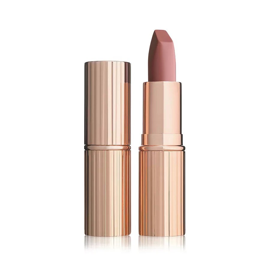 Si lo que buscas es el nude perfecto para maquillar tus labios de forma natural, el icónico labial Matte Revolution Pillow Talk de Charlotte Tilbury es el tuyo.