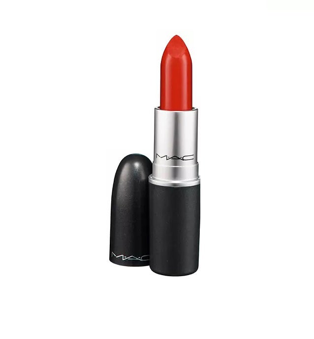 Te gustará estrenar tus labios sin mascarilla con uno de los labiales rojos más vendidos del mundo, el Russian Red de MAC. Es de larga duración y su rojo sienta bien a todos los tonos de piel y a todos los cabellos.