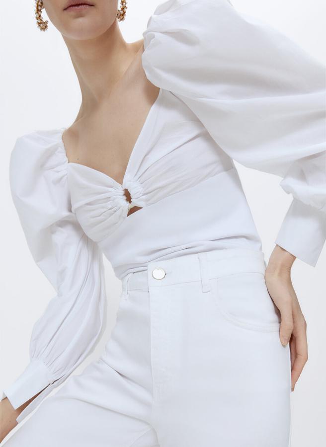 Con escote corazón y detalle de anilla en el centro, esta camiseta blanca con mangas largas con volumen en tejido popelín y acabado de puño elástico solo esta disponible en la talla S y de 69 euros ha pasado a costar 39,95 euros. 