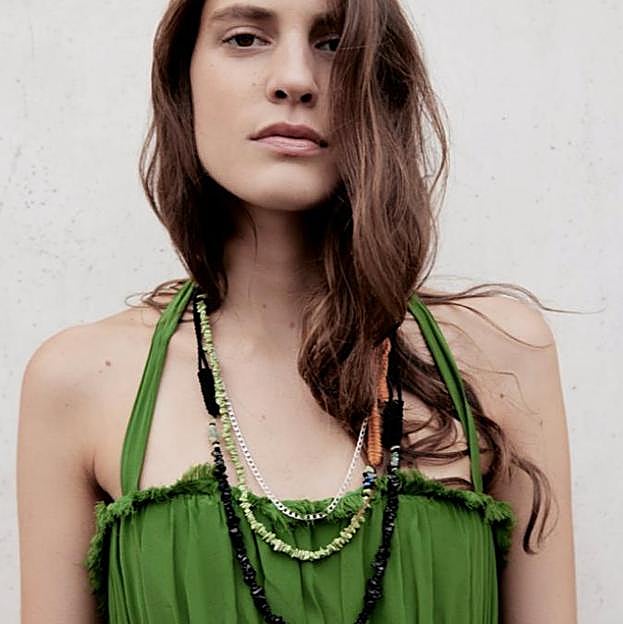 Imagen principal - Alerta flechazo: estos dos vestidos de edición limitada de Zara son tan bonitos que te olvidarás de las rebajas