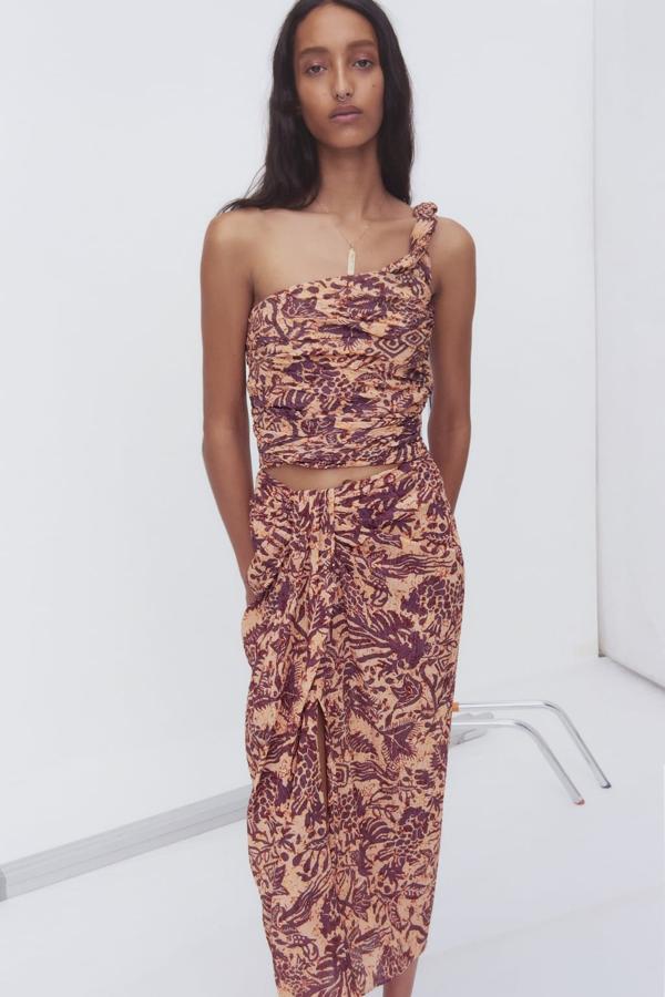 Top asimétrico con estampado de flores de Zara (29,99 euros)