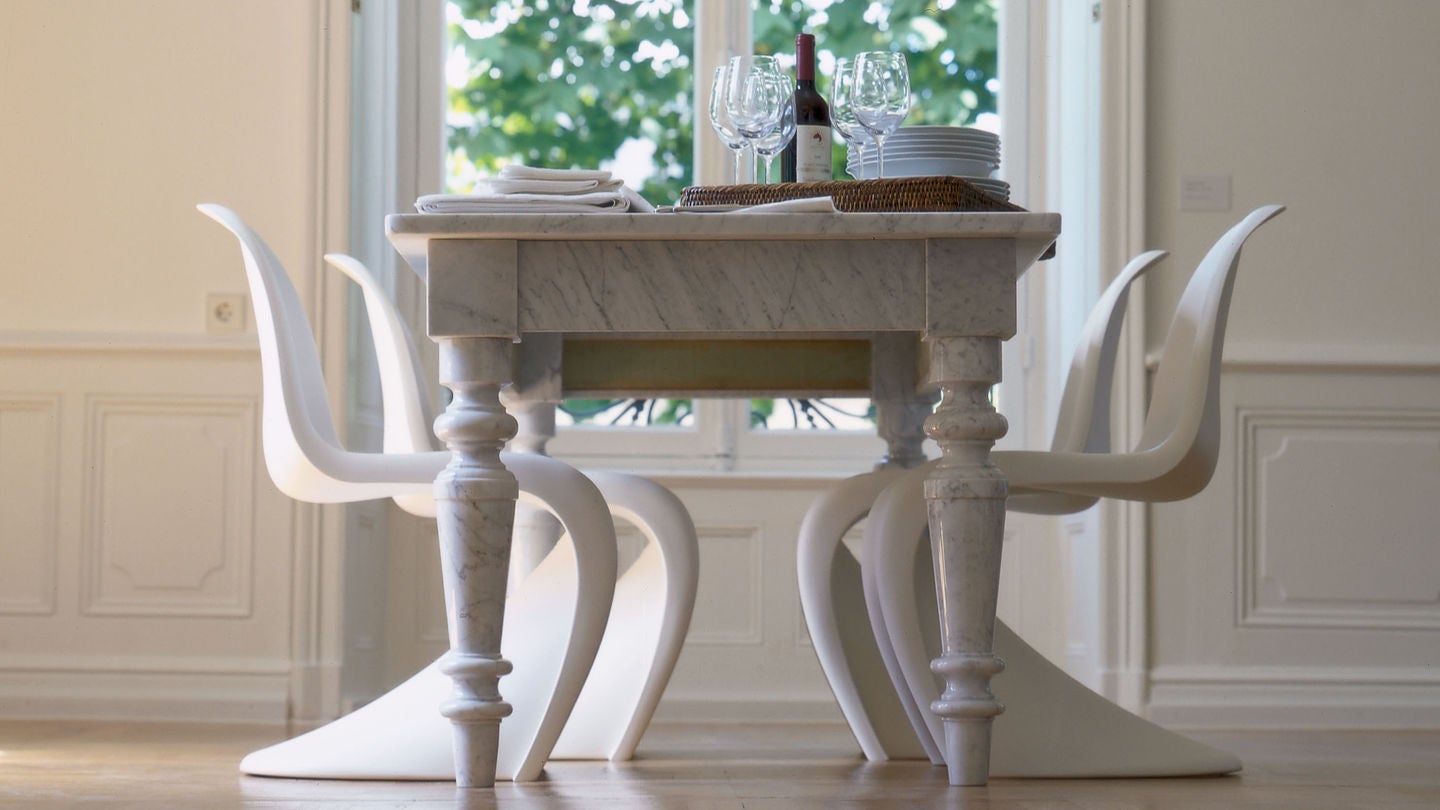 Su original silueta es pura vanguardia, pero el diseño de la Silla Panton (creada por Verner Panton) tiene más de 60 años: se diseñó de una sola pieza de plástico en 1967 y la fabricó Vitra, donde aún se puede comprar por 285 euros.