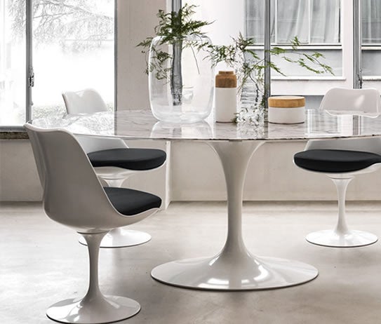 Referente del diseño nórdico, el finés Eero Saarinm creó la silla Tulip en los años 60. Elegante, minimalista y con un toque muy futurista, se hizo aún más famosa al aparecer en 'Star Trek'. Esta réplica en blanco y negro la puedes encontrar en Mueble Design por 139 euros.