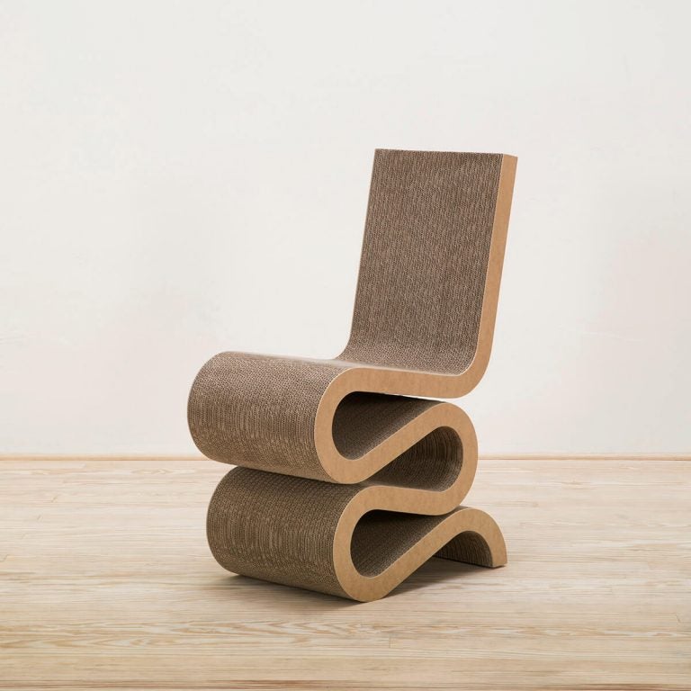 Frank Gehry creó la impresionante Wiggle Side Chair en cartón en 1972. Ahora puedes encontrar esta obra de arte en Naharro por 814 euros. 