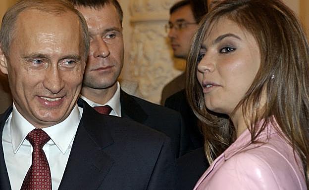 Vladimir Putin y Alina Kabaeva en 2004, durante un banquete de homenaje a los deportistas olímpicos en el Kremlin.