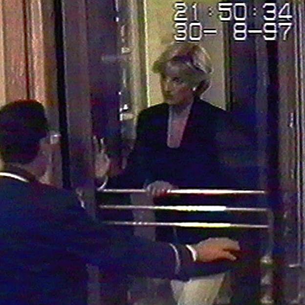 Imagen de vídeo de la noche en la que Diana de Gales murtió en un accidente de tráfico causado por la persecución de los paparazzis.