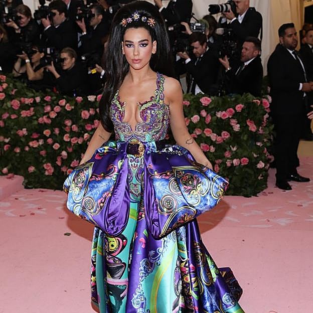 La cantanté acudió a la Gala del Met de 2019 con un vestido de Versace