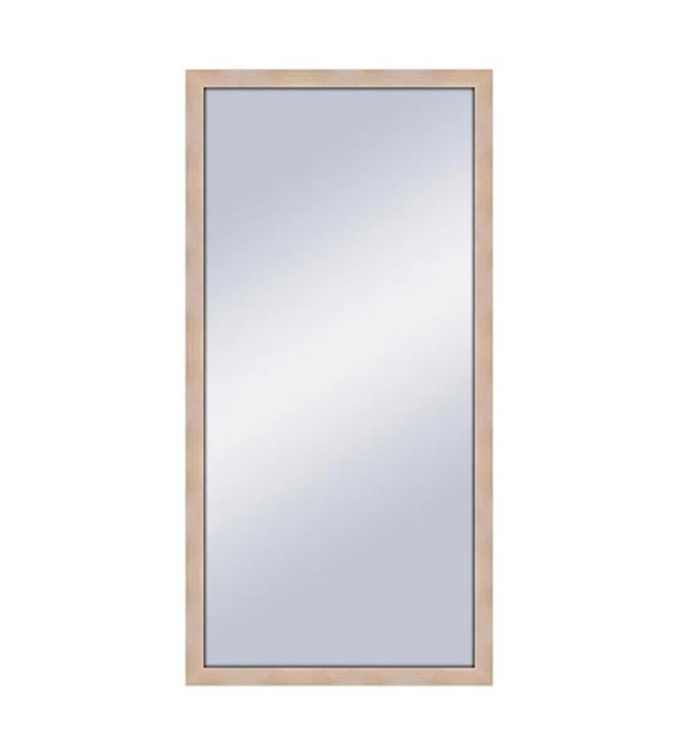 Con marco de madera, y perfecto para agrandar espacios como pasillos visualmente. Este espejo de Leroy Merlin cuesta 96,99 euros.