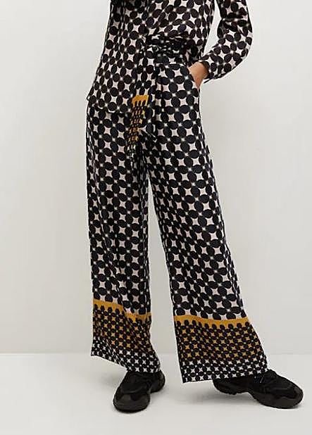 Los pantalones estampados que ha lucido Nuria Roca.