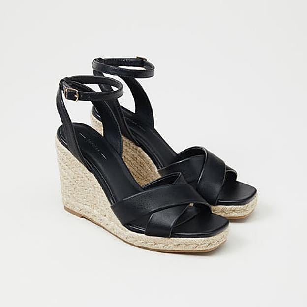 En Lefties hay unas sandalias de cuña idénticas a las de Sara Carbonero.