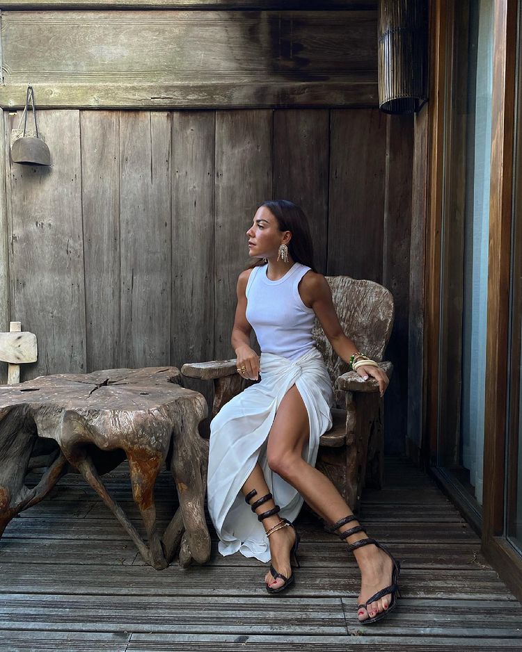 Paula Ordovás derrocha estilazo con este conjunto en blanco con la falda pareo con nudo más favorecedora del verano. La suya es de Khatie NY, pero  en Zara Home la tienes muy parecida .