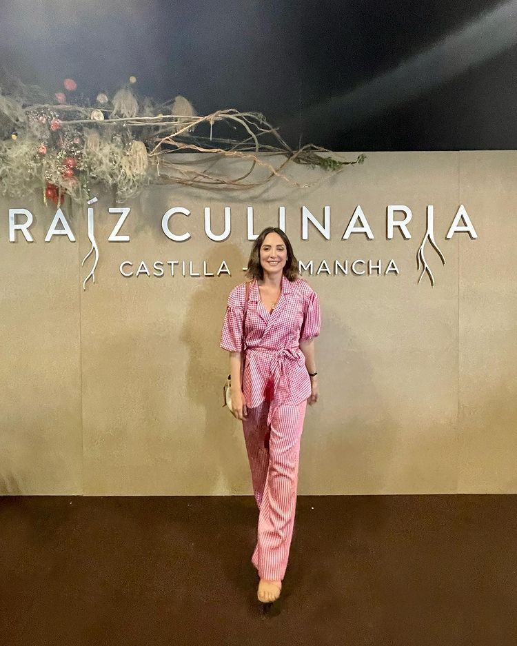 Los cuadros vichy son el estampado protagonista de la temporada, y Tamara Falcó lo sabe: este traje de Vanderwilde es un 10 rotundo.