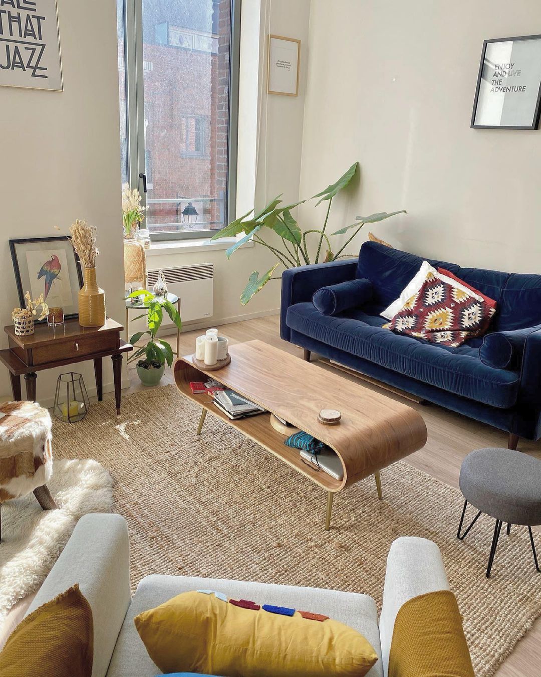 Sofá de terciopelo en color azul de Made.